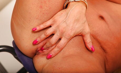 Curious american blonde mature Alexis Diamonds in strange fetish gallery 